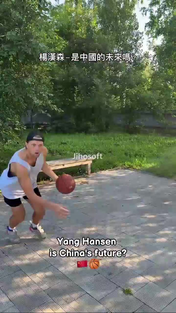 亚博体育APP-😄小杨也有模仿者了！国外网友晒自己模仿杨瀚森的视频