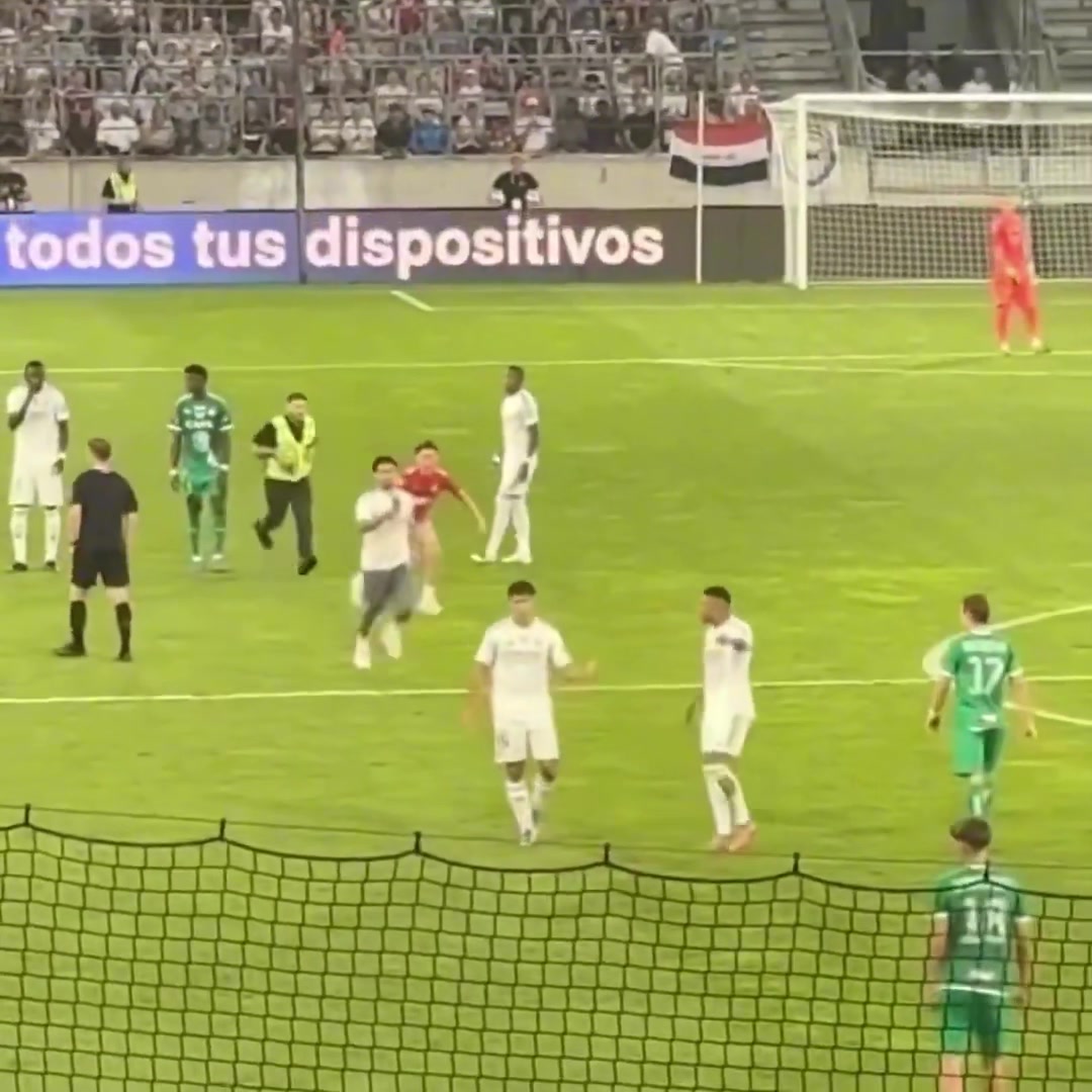 亚博体育官网-宠粉!球迷冲入场内找姆巴佩自拍,姆总拦住保安满足合影