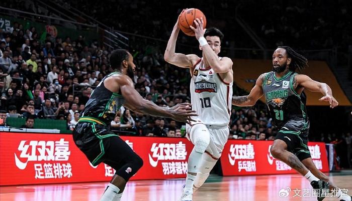 亚博体育平台-曝争议前锋投奔杨鸣！曾也是国手，在辽宁能否完成救赎？