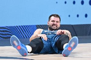 亚博体育APP-消息人士：东契奇首节返回更衣室 是去活动自己的四头肌