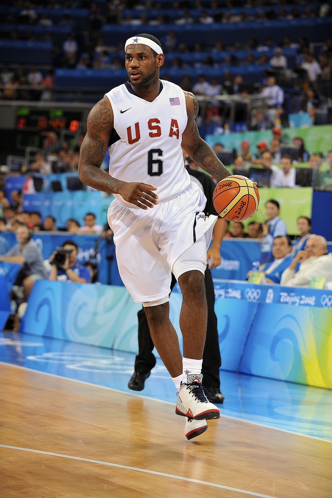 亚博体育平台-里德回忆梦八集训：詹姆斯一记暴扣后训练提前中止