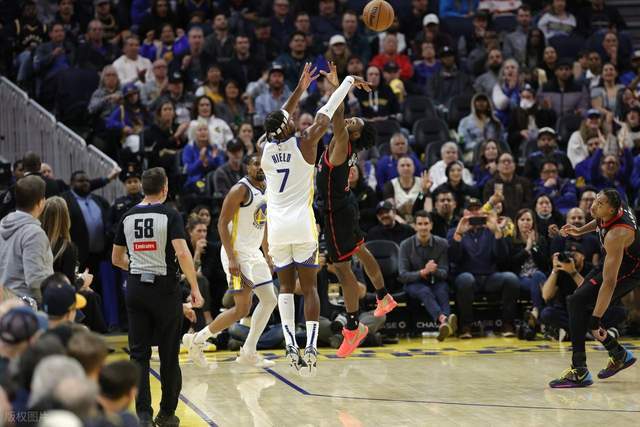 亚博体育APP-心态失衡！勇士最多落后30分：库里16中6仅16分，老板双手抱头