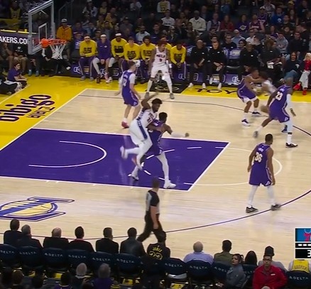 亚博-这球犯规吗？艾顿卡位对恩比德犯规 前者一脸无辜表示不解