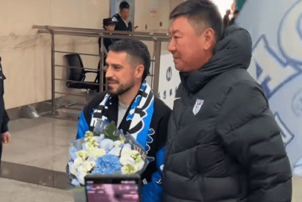 32岁大牌外援顶薪重返中超！引大连轰动 英博老总+上千名球迷接机