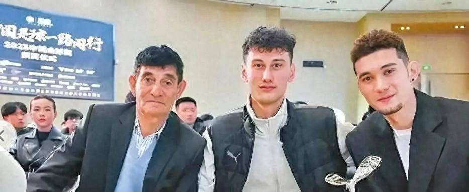 亚博体育官网-拜合拉木哥哥：捡瓶子卖苞米，放