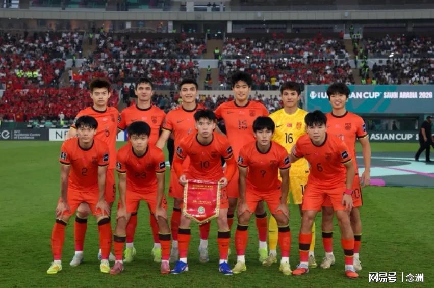 亚博体育APP-U23国足回国！获献鲜花花环 大量球迷热情接机：欢迎英雄凯旋归来