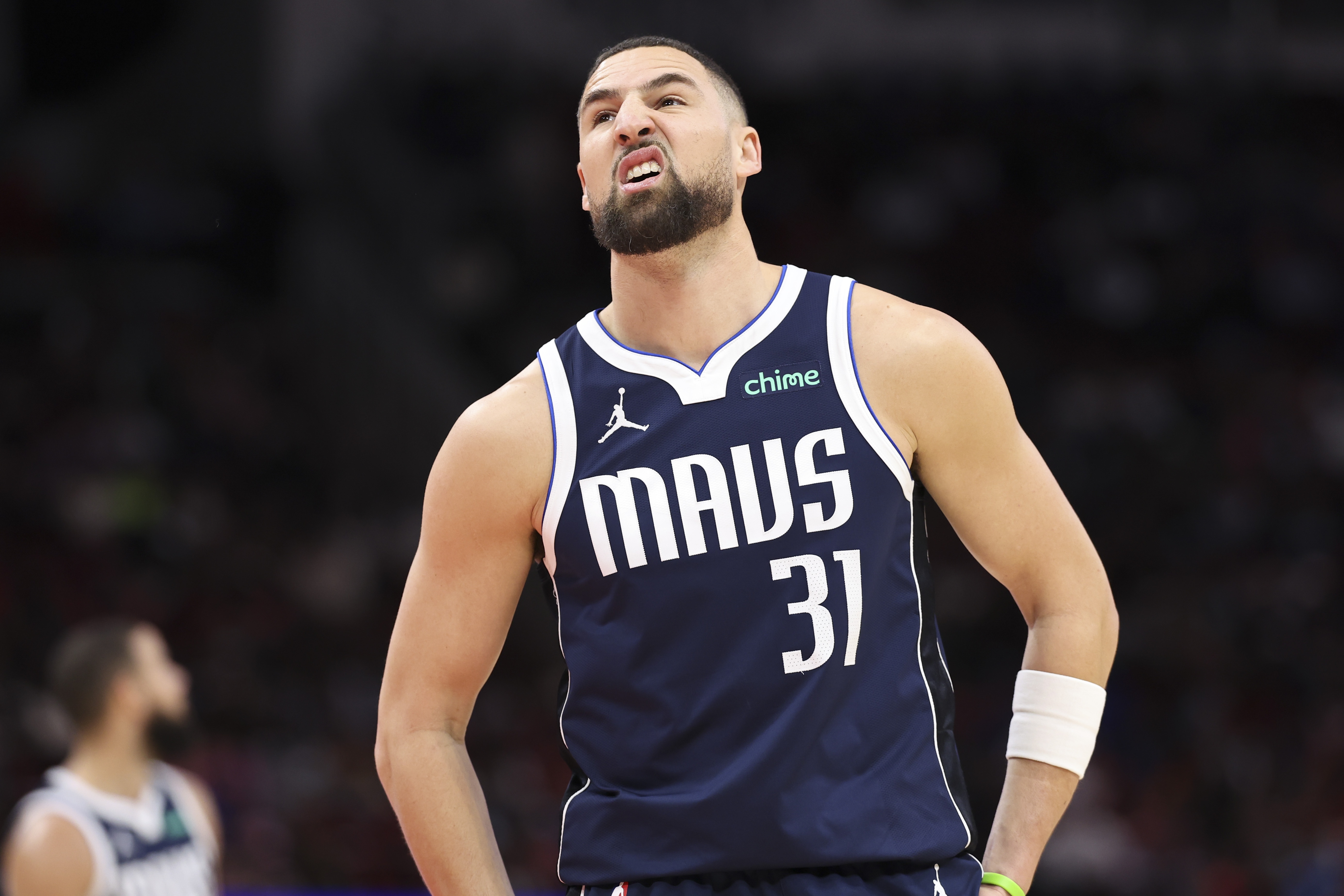 亚博体育平台-手感冰凉！克莱出战22分钟8中1仅得5分2板2助 三分6中1